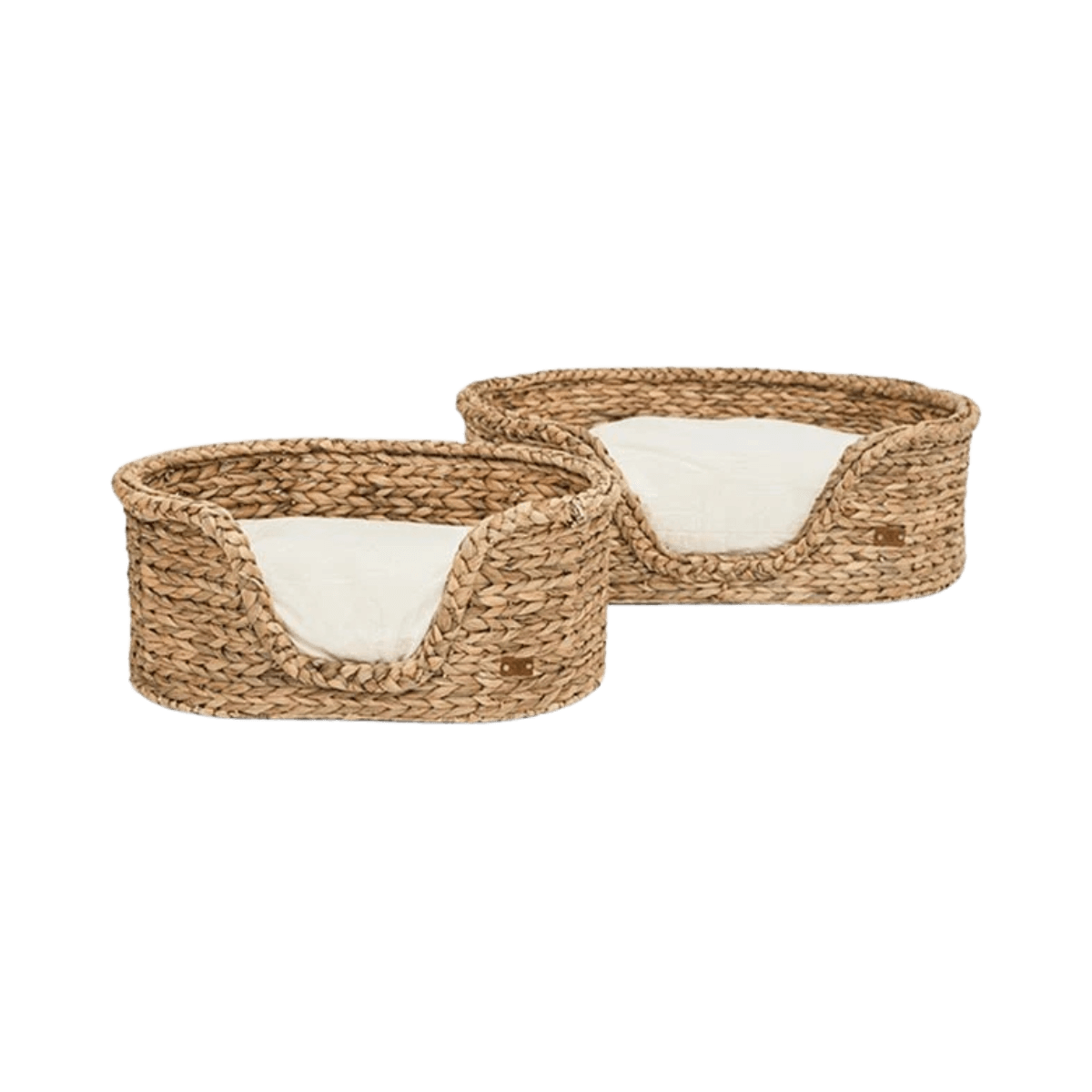Pair of rattan dog beds from Pet & Co. with removable cream cushions, perfect for a cozy and natural look at home. Zwei Rattan-Hundebetten von Pet & Co. mit herausnehmbaren cremefarbenen Kissen, ideal für ein gemütliches und natürliches Zuhause. Deux paniers pour chien en rotin de Pet & Co. avec coussins crème amovibles, parfaits pour une ambiance chaleureuse et naturelle à la maison.