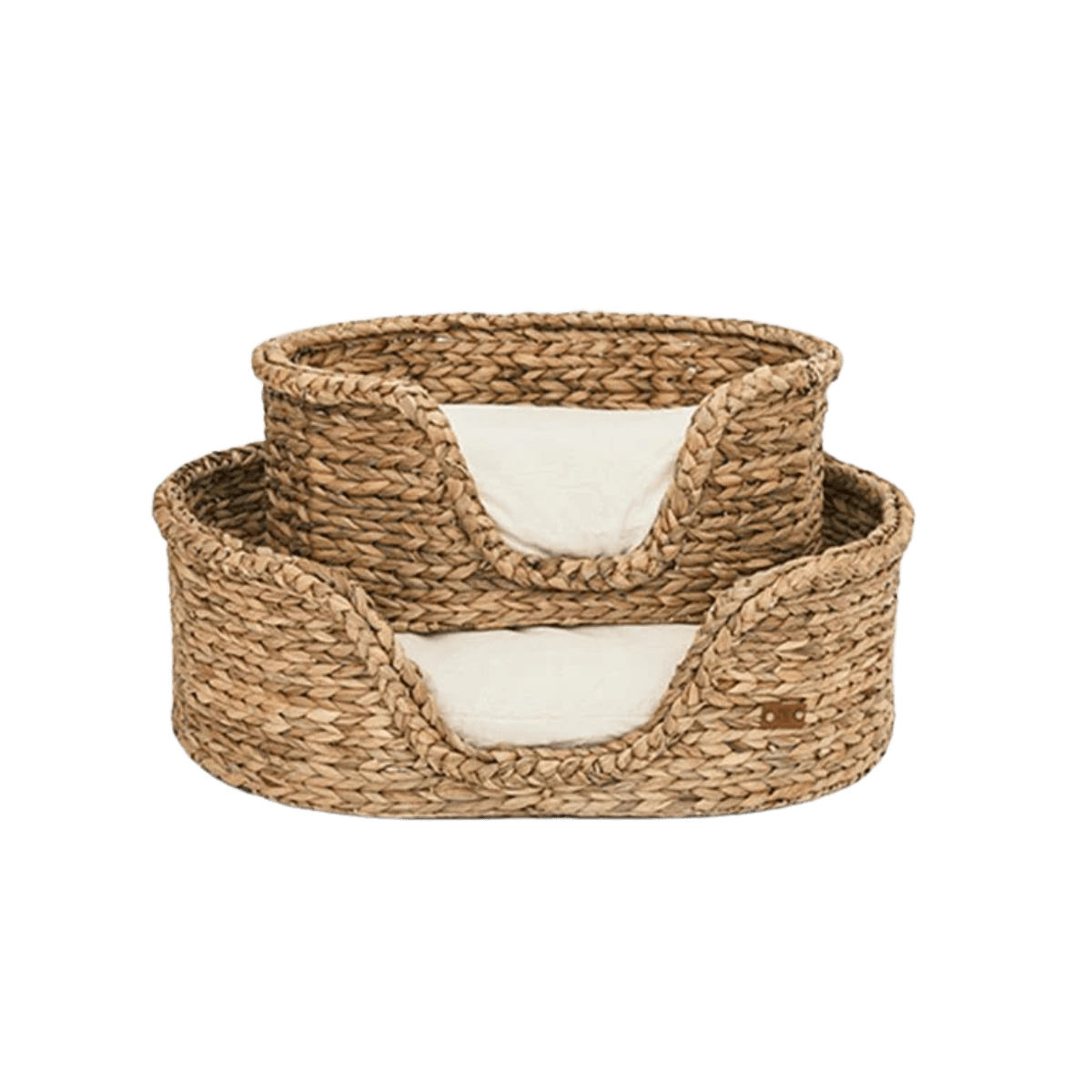Stacked rattan dog beds with soft cream cushions by Pet & Co., stylish and eco-friendly design for small and medium dogs. Gestapelte Rattan-Hundebetten mit weichen cremefarbenen Kissen von Pet & Co., stilvolles und umweltfreundliches Design für kleine und mittelgroße Hunde. Paniers pour chien empilés en rotin avec coussins crème doux par Pet & Co., design élégant et écologique pour chiens de petite et moyenne taille.