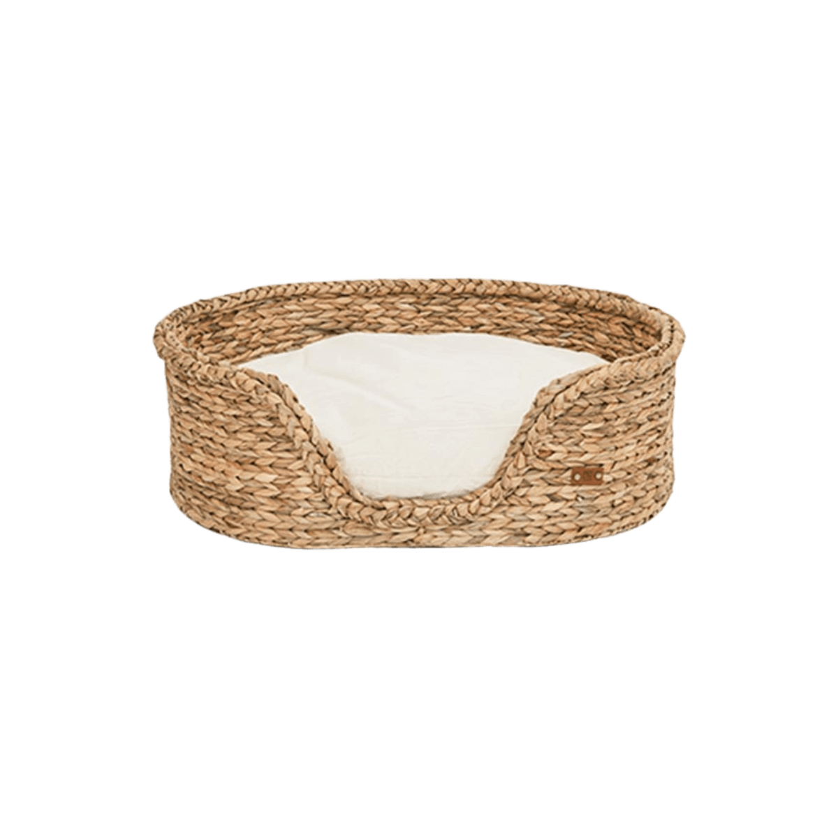 Front view of Pet & Co.’s rattan dog bed with cream cushion, offering comfort and rustic charm for your pet. Frontansicht des Rattan-Hundebetts von Pet & Co. mit cremefarbenem Kissen, bietet Komfort und rustikalen Charme für Ihren Hund. Vue de face du panier pour chien en rotin de Pet & Co. avec coussin crème, pour un confort et un charme rustique.