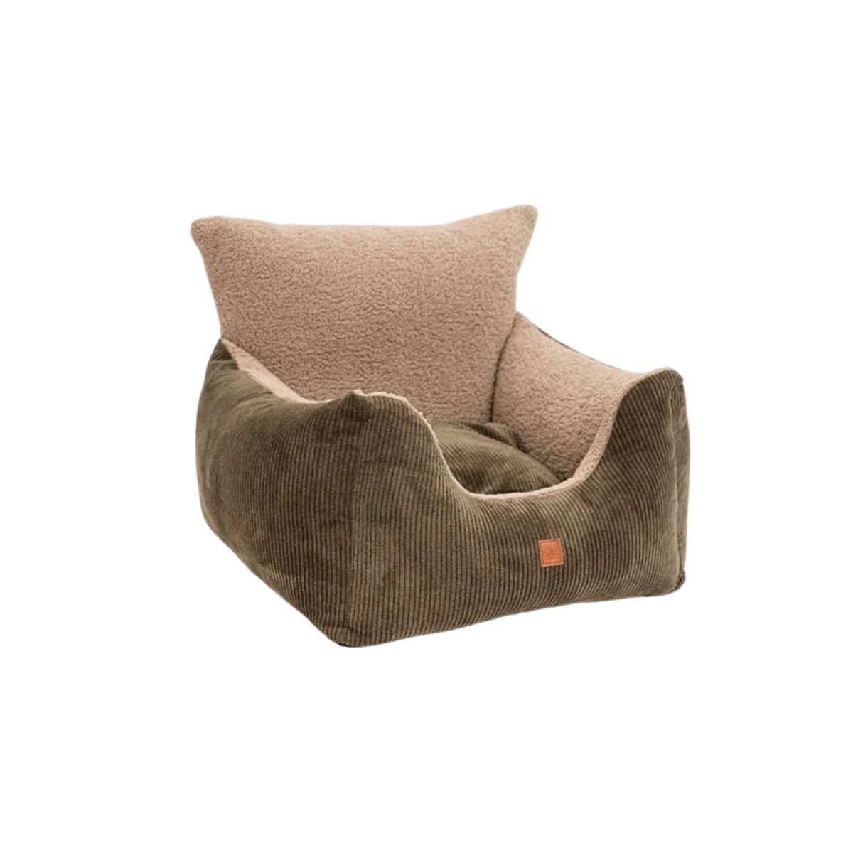 Angled view of the Pet & Co. khaki corduroy car seat for dogs, combining style and comfort with high side walls and soft interior. Schräge Ansicht des khakifarbenen Cord-Hundesitzes von Pet & Co. mit hohen Seitenwänden und weichem Innenfutter für Komfort und Stil. Vue en angle du siège auto pour chien en velours côtelé kaki de Pet & Co., alliant élégance et confort grâce à ses bords hauts et son intérieur doux.