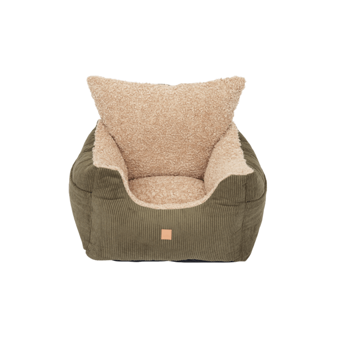 Straight-on product image of the khaki corduroy dog car seat by Pet & Co., designed with a soft lining and sturdy structure. Frontansicht des khakifarbenen Hundesitzes aus Cord von Pet & Co. mit weichem Innenfutter und stabiler Form. Vue de face du siège auto pour chien en velours côtelé kaki de Pet & Co., avec doublure douce et structure robuste.