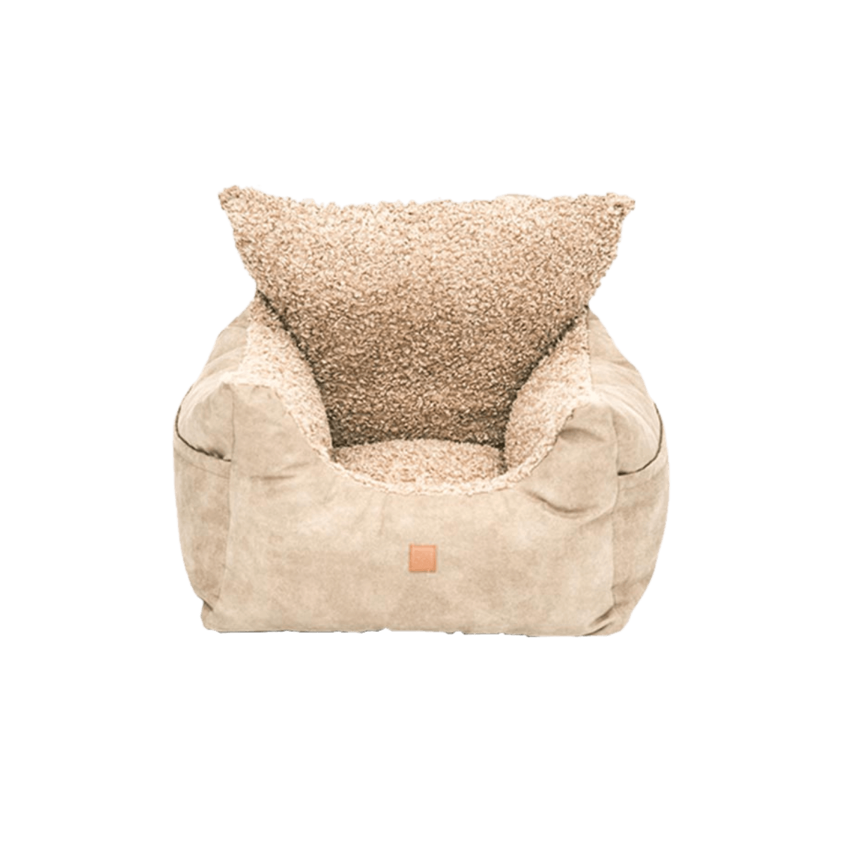 Front view of the Pet & Co. beige dog car seat in faux leather, offering a protective and snug travel space. Vorderansicht des beigen Pet & Co. Autositzes für Hunde aus Kunstleder – geborgen und bequem. Vue de face du siège auto beige pour chien de Pet & Co. en similicuir – un cocon sûr et confortable pour les trajets.