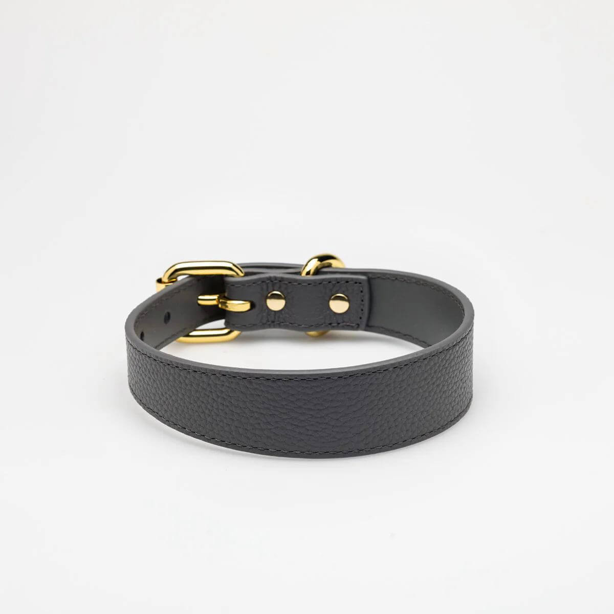 Angled view of the grey vegan leather dog collar by Collar of Sweden with gold buckle – Vue en angle du collier pour chien en cuir végan gris de Collar of Sweden avec boucle dorée – Schräge Ansicht des Hundehalsbands aus grauem veganem Leder von Collar of Sweden mit goldener Schnalle.