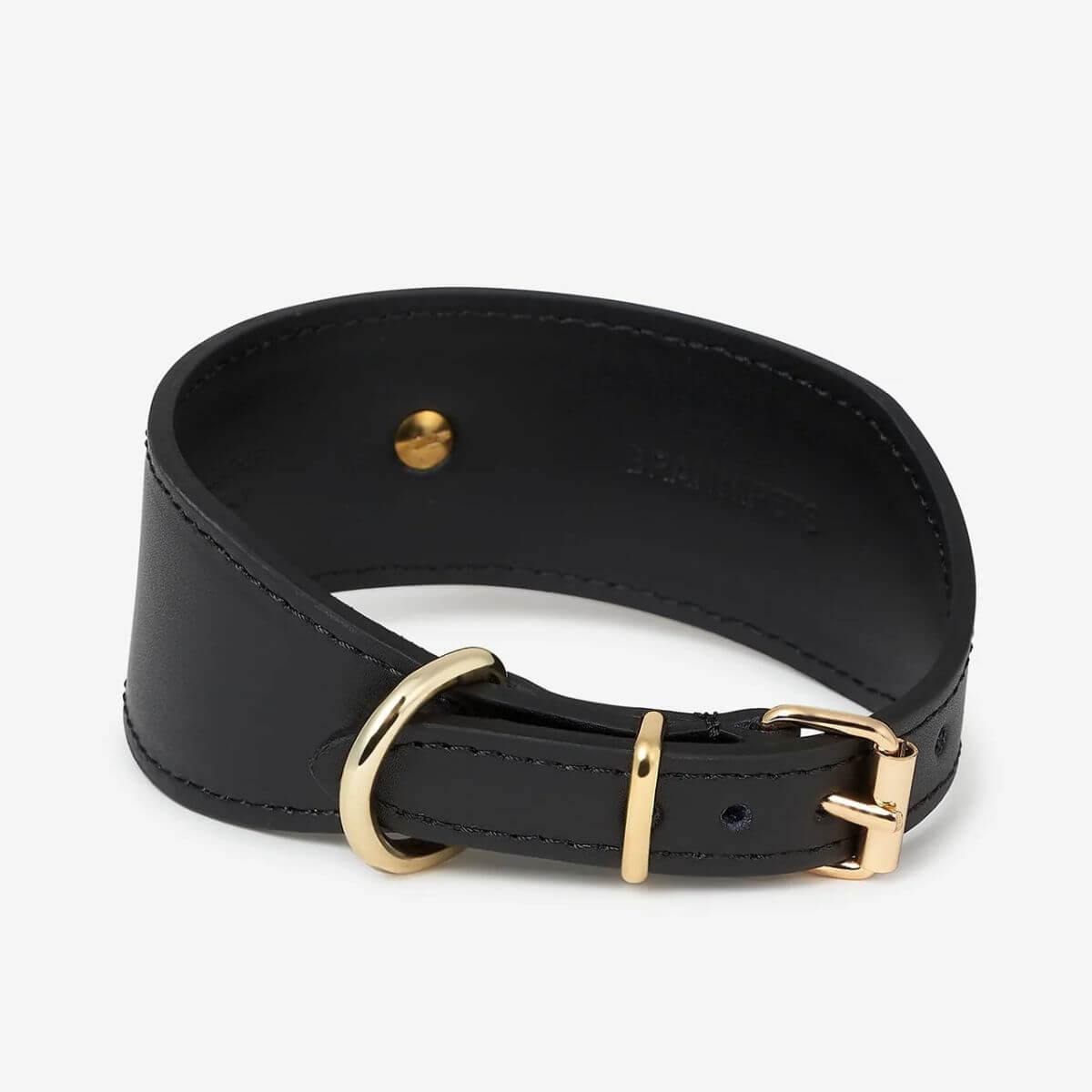 Rear view of Branni Pets black leather dog collar with adjustable buckle and D-ring, ideal for Greyhounds or dogs with sensitive necks. Rückansicht eines schwarzen Lederhalsbands von Branni Pets mit verstellbarer Schnalle – perfekt für Windhunde oder Hunde mit empfindlichem Hals. Vue arrière du collier Branni Pets en cuir noir avec boucle réglable, idéal pour les lévriers ou chiens sensibles.