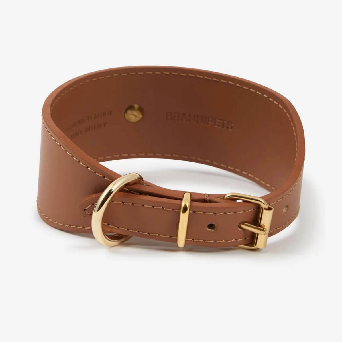 Rear view of the Branni Pets wide tan leather collar, showing gold buckle and ring details.
Rückansicht des breiten cognacfarbenen Halsbands von Branni Pets mit goldener Schnalle und Ring.
Vue arrière du collier large en cuir camel de Branni Pets, avec boucle dorée et anneau.