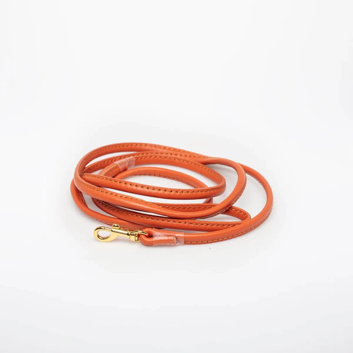 Cognac vegan leather dog leash with gold snap hook by Collar of Sweden – Laisse pour chien en cuir végan couleur cognac avec mousqueton doré, signée Collar of Sweden – Hundeleine aus veganem Leder in Cognac mit goldenem Karabinerhaken von Collar of Sweden.