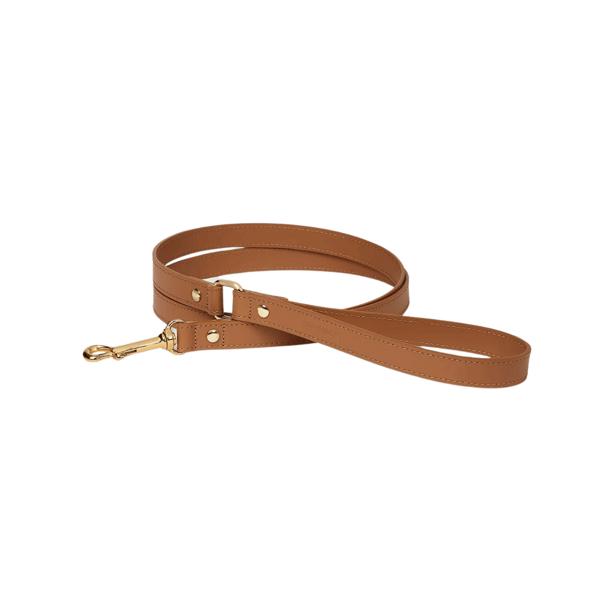 Studio image of the caramel brown Branni Pets dog leash laid out flat, highlighting its sleek silhouette and polished gold hardware. Studioaufnahme der flach ausgebreiteten karamellbraunen Hundeleine von Branni Pets mit eleganter Silhouette und glänzenden goldenen Details. Image studio de la laisse pour chien Branni Pets en caramel, posée à plat, mettant en valeur sa silhouette élégante et ses finitions dorées.