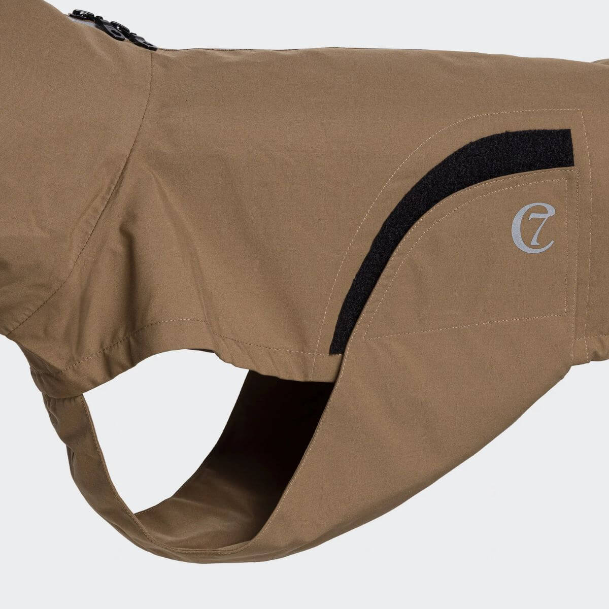 Side view of tan Cloud7 dog raincoat with logo and Velcro fastening.
Seitenansicht des beigen Cloud7 Hunderegenmantels mit Logo und Klettverschluss.
Vue latérale de l’imperméable beige pour chien Cloud7 avec logo et fermeture Velcro.