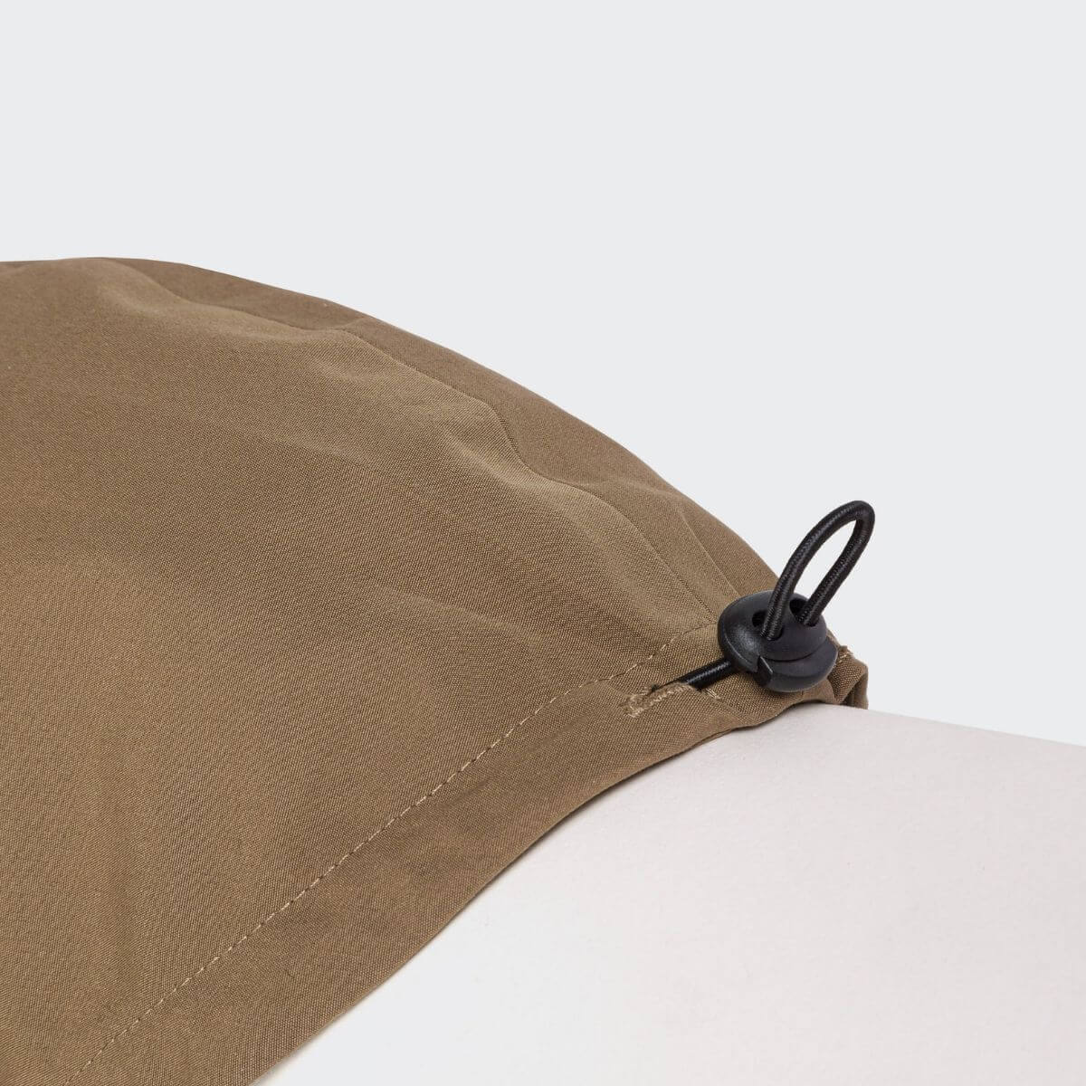 Detail of elastic drawstring on tan Cloud7 dog raincoat for adjustable fit.
Detail eines elastischen Kordelzugs am beigen Cloud7 Hunderegenmantel für verstellbaren Sitz.
Détail du cordon élastique sur l’imperméable beige pour chien Cloud7 pour un ajustement réglable.