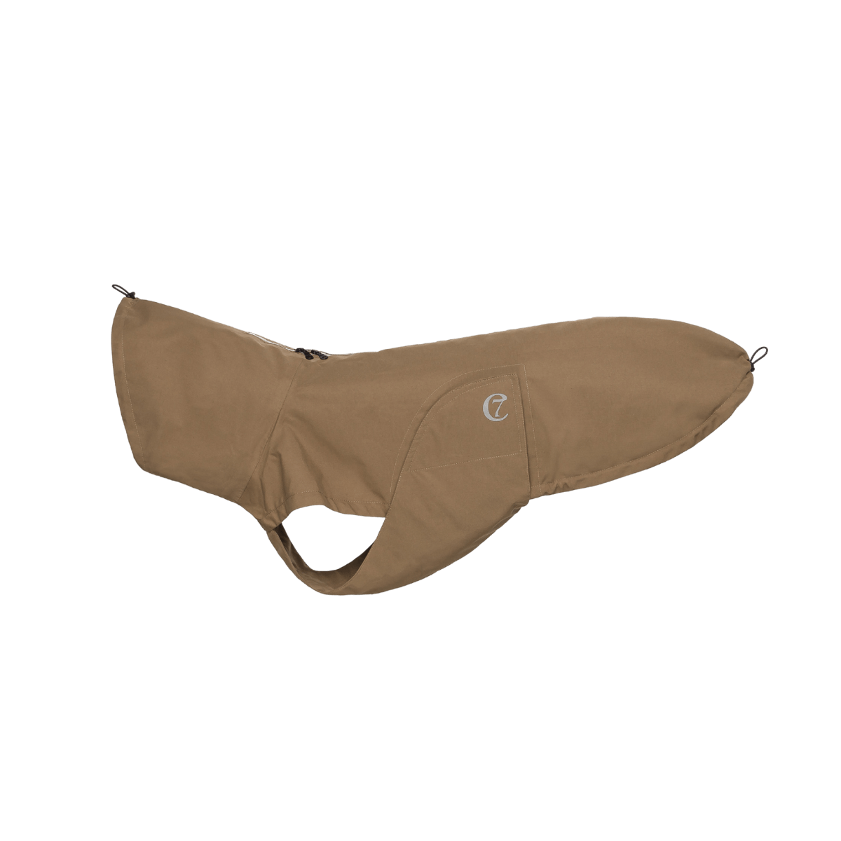 Flat lay of tan Cloud7 dog raincoat with full-body coverage and elastic loops.
Beiger Cloud7 Hunderegenmantel flach ausgelegt mit vollständigem Schutz und elastischen Schlaufen.
Vue à plat de l’imperméable beige pour chien Cloud7 avec protection intégrale et boucles élastiques.