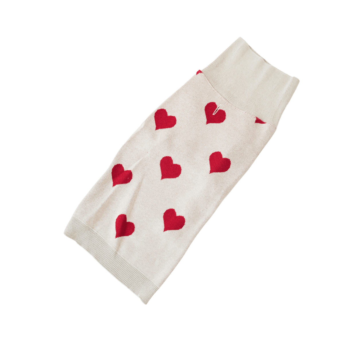 Flat lay of cream dog sweater with red hearts from Lou and Co. Flach gelegter cremefarbener Hundepullover mit roten Herzen von Lou and Co. Pull crème pour chien à cœurs rouges de Lou and Co photographié à plat.