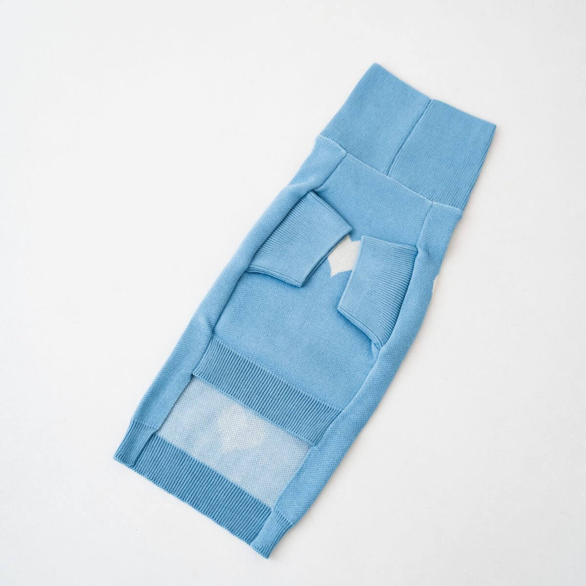 Inside view of blue dog sweater showing leg openings and stretchy design by Lou and Co. | Innenansicht des blauen Hundepullovers mit Beinausschnitten von Lou and Co. | Vue intérieure du pull bleu pour chien avec ouvertures pour les pattes de Lou and Co.