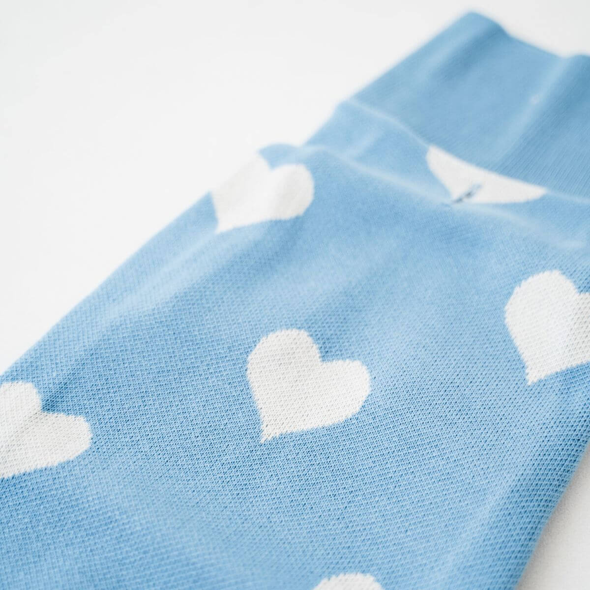 Blue knit dog sweater with white heart pattern by Lou and Co. | Blauer Hundepullover mit weißen Herzen von Lou and Co. | Pull bleu pour chien à cœurs blancs de Lou and Co.