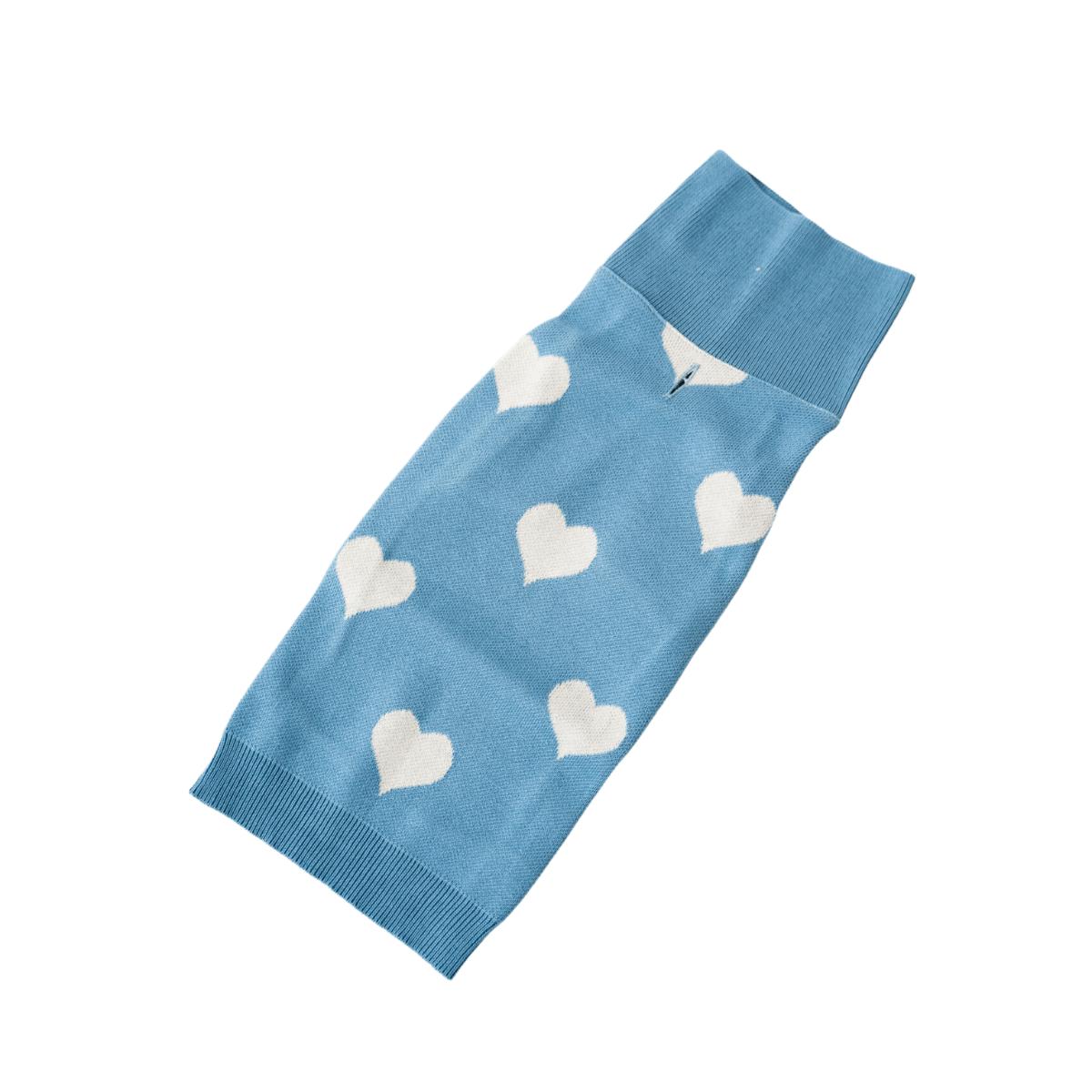Blue heart sweater for dogs by Lou and Co laid flat against white background. | Blauer Hundepullover mit Herzmuster von Lou and Co auf weißem Hintergrund. | Pull bleu pour chien à motifs cœurs de Lou and Co sur fond blanc.