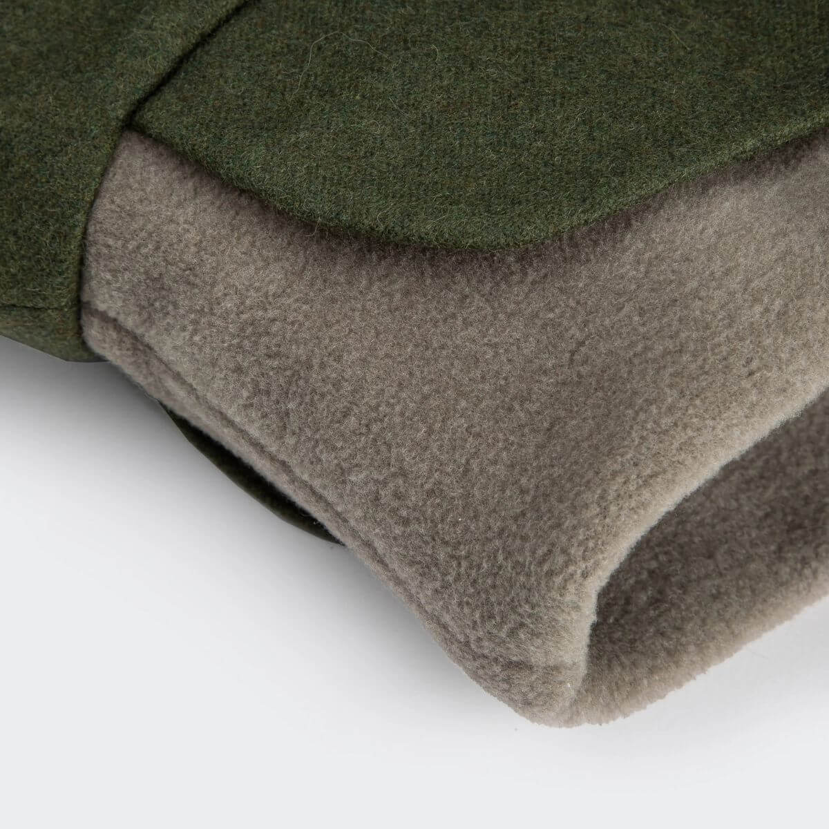 Close-up of soft fleece lining in a green Cloud7 dog wintercoat. | Nahaufnahme des weichen Fleecefutters im grünen Cloud7 Wintermantel für Hunde. | Gros plan sur la doublure polaire douce du manteau d'hiver vert pour chien de Cloud7.