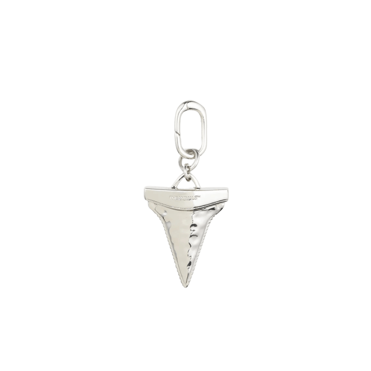 Close-up of the silver shark tooth charm by Pendants with clasp.
Nahaufnahme des silbernen Haifischzahn-Anhängers von Pendants mit Verschluss.
Gros plan du pendentif dent de requin argenté de Pendants avec fermoir.