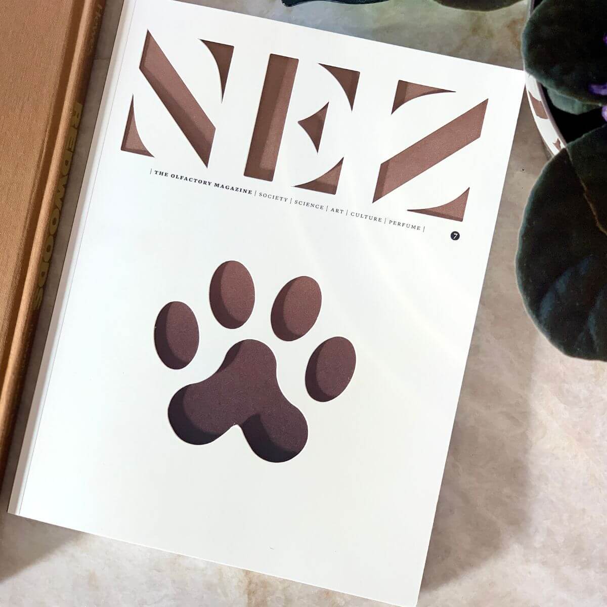 Inside NEZ Magazine Issue 7 by La Revue Olfactive, titled "Sens Animal" with a blue bear illustration and scent-themed text. Innenseite der NEZ Ausgabe 7 von La Revue Olfactive, Titel „Sens Animal“, mit blauem Bären und Text zum Geruchssinn. Intérieur du numéro 7 de NEZ Magazine par La Revue Olfactive, intitulé « Sens Animal » avec un ours bleu.