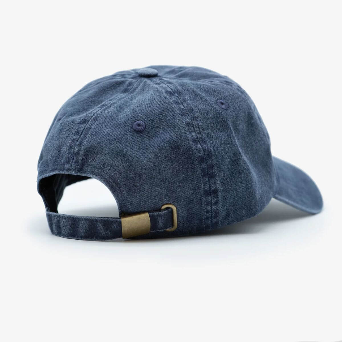 Back of blue "THE DOGFATHER" baseball cap by Collar of Sweden with adjustable strap – Dos de la casquette bleue "THE DOGFATHER" de Collar of Sweden avec sangle réglable – Rückansicht der blaufarbenen „THE DOGFATHER“-Kappe von Collar of Sweden mit verstellbarem Riemen.