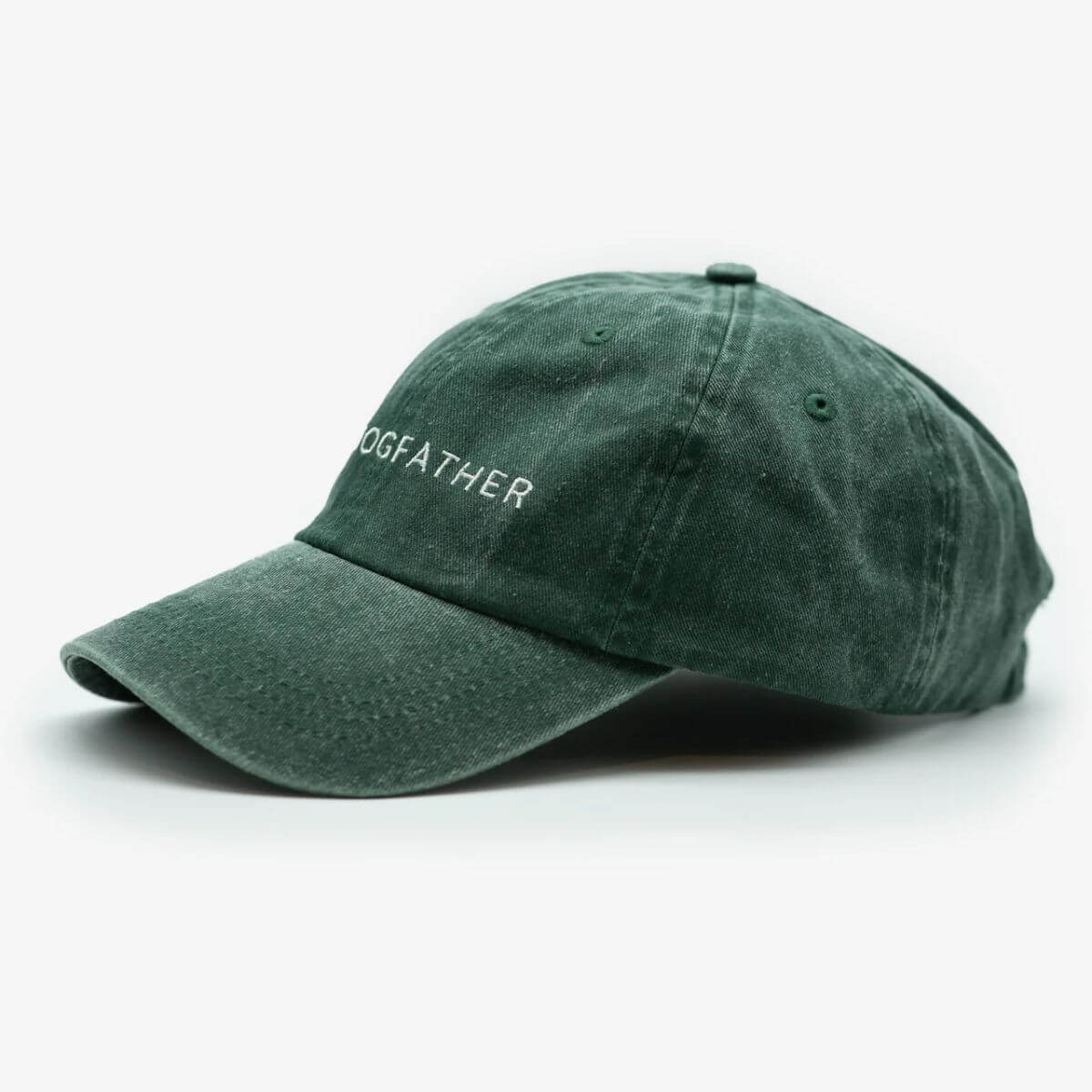 Side view of green "THE DOGFATHER" baseball cap by Collar of Sweden in washed denim – Vue de côté de la casquette verte "THE DOGFATHER" de Collar of Sweden en denim délavé – Seitenansicht der grünfarbenen „THE DOGFATHER“-Kappe von Collar of Sweden aus gewaschenem Denim.