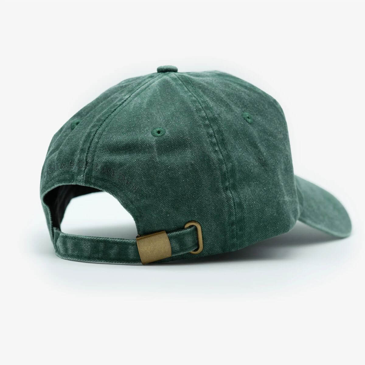 Back of green "THE DOGFATHER" baseball cap by Collar of Sweden with adjustable strap – Dos de la casquette verte "THE DOGFATHER" de Collar of Sweden avec sangle réglable – Rückansicht der grünfarbenen „THE DOGFATHER“-Kappe von Collar of Sweden mit verstellbarem Riemen.