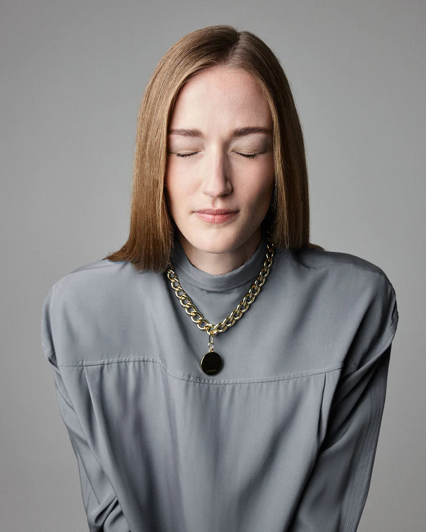 Woman wearing gold chain necklace El Diablo by THE ANIMALS with Disque gold necklace charm