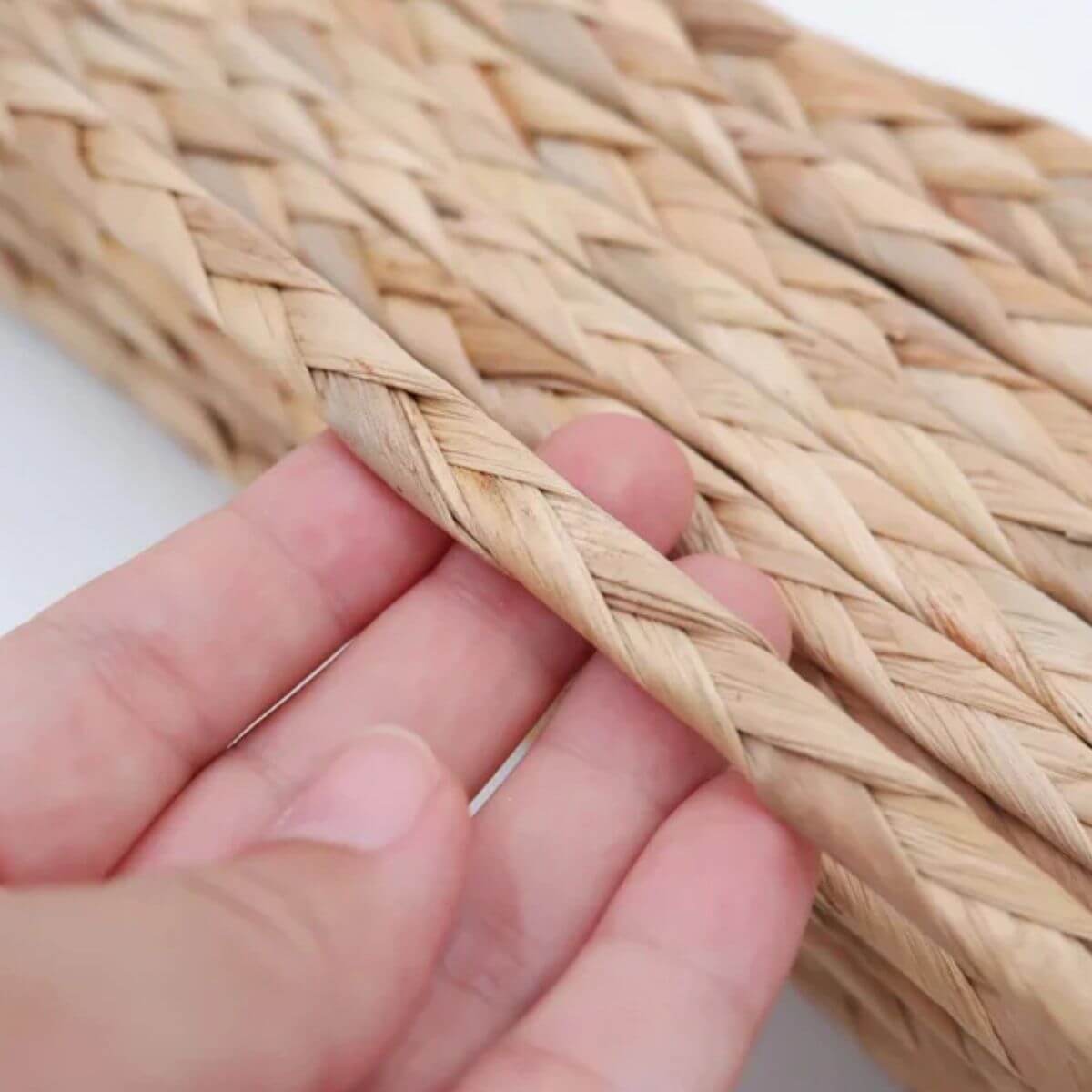 Close-up of Pet & Co.'s hand-braided rattan material, showcasing quality craftsmanship and sustainable style. Nahaufnahme des handgeflochtenen Rattans von Pet & Co., zeigt hochwertige Verarbeitung und nachhaltigen Stil. Gros plan sur le rotin tressé à la main de Pet & Co., mettant en valeur l'artisanat de qualité et un style durable.