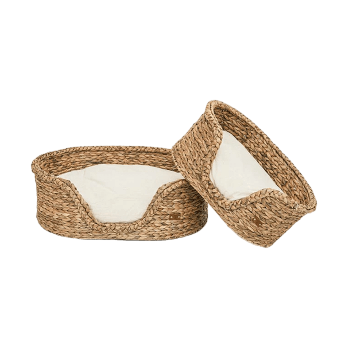 Natural rattan dog beds from Pet & Co. with a handwoven look and soft cream interior, showcasing durability and style. Natürliche Rattan-Hundebetten von Pet & Co. mit handgeflochtener Optik und weichem cremefarbenem Innenfutter, langlebig und stilvoll. Paniers pour chien en rotin naturel de Pet & Co. au tressage artisanal et intérieur crème doux, alliant durabilité et élégance.