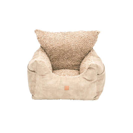 Front view of the Pet & Co. beige dog car seat in faux leather, offering a protective and snug travel space. Vorderansicht des beigen Pet & Co. Autositzes für Hunde aus Kunstleder – geborgen und bequem. Vue de face du siège auto beige pour chien de Pet & Co. en similicuir – un cocon sûr et confortable pour les trajets.