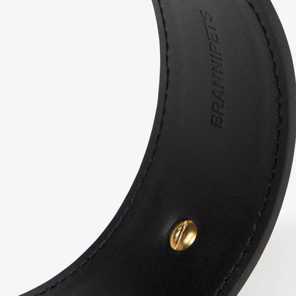Inside view of a black Branni Pets leather dog collar showing stitching and branding, crafted for Greyhounds or sensitive-neck dogs. Innenansicht eines schwarzen Lederhalsbands von Branni Pets mit Nähten und Branding – speziell gefertigt für Windhunde oder empfindliche Hundehälse. Vue intérieure d’un collier en cuir noir Branni Pets avec coutures et logo, pensé pour les lévriers ou les chiens au cou sensible.
