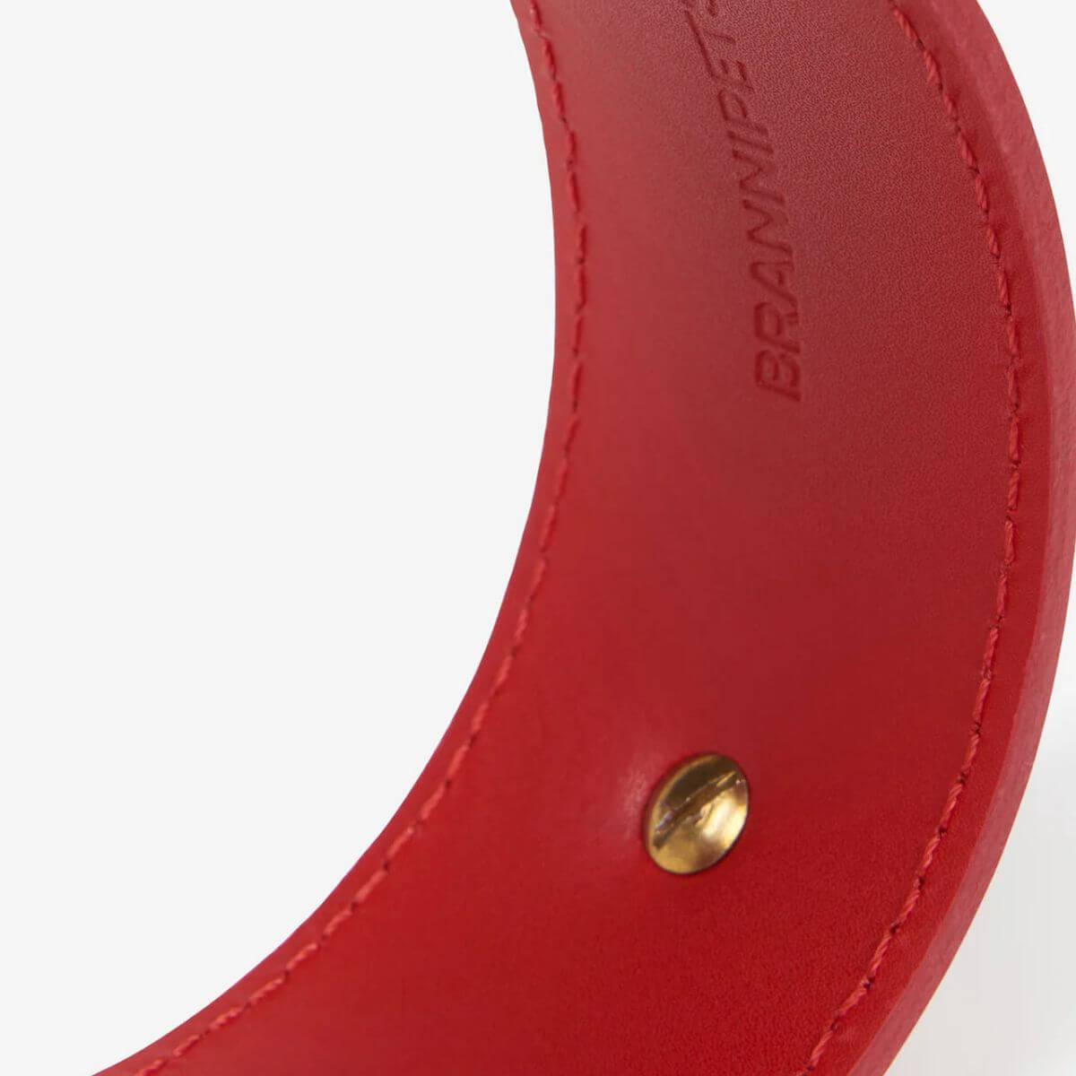 Close-up of the inner side of the red Branni Pets leather collar, featuring fine stitching and smooth leather finish, ideal for greyhounds or dogs with sensitive necks. Nahaufnahme der Innenseite des roten Branni Pets Lederhalsbands mit feinen Nähten und glatter Lederoberfläche – ideal für Windhunde oder Hunde mit empfindlichem Hals. Gros plan de l'intérieur du collier en cuir rouge Branni Pets, avec des coutures fines et un cuir lisse – parfait pour les lévriers ou les chiens au cou sensible.