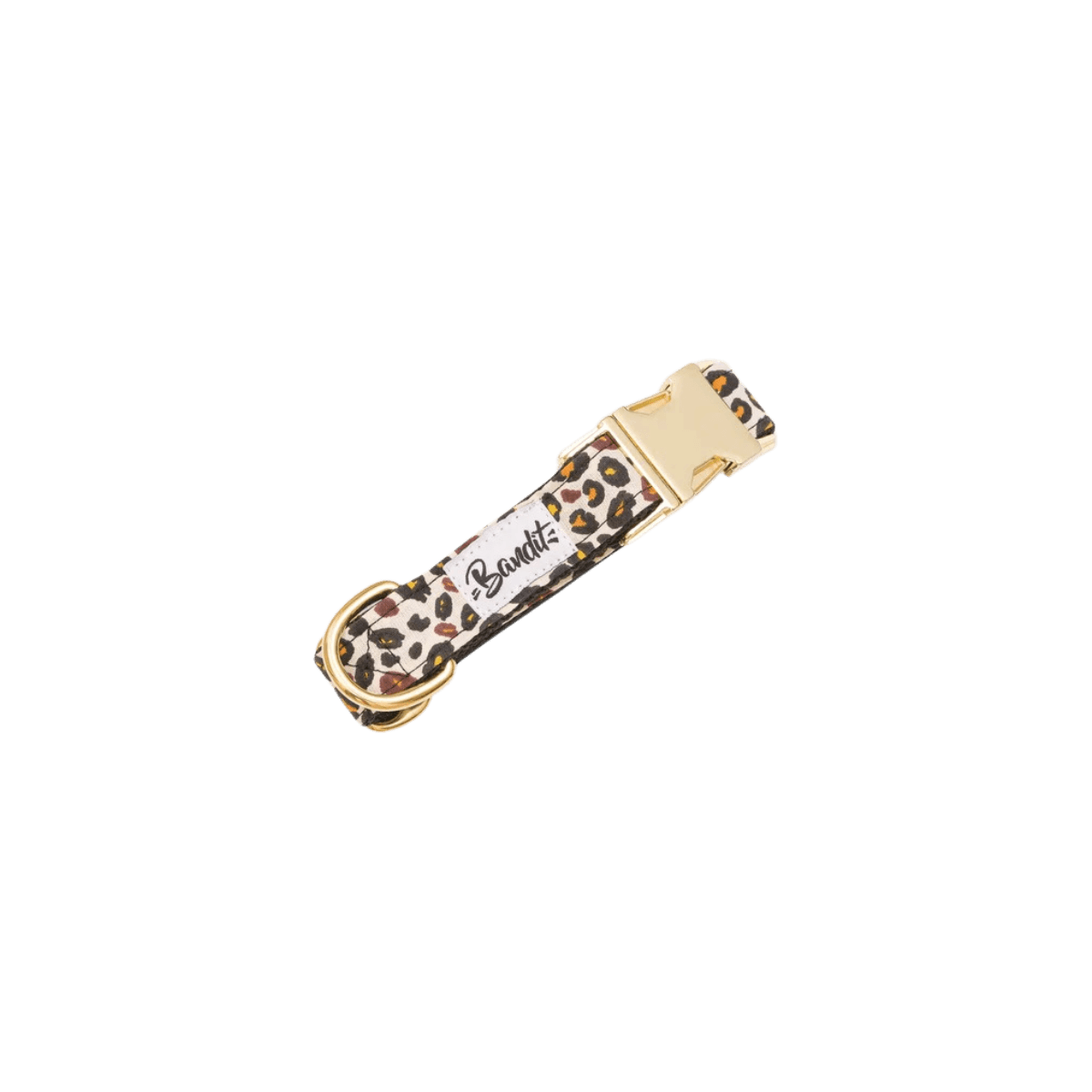Leopard print dog collar with gold buckle by French Bandit, flat lay on white background – Collier pour chien imprimé léopard avec boucle dorée de la marque French Bandit, présenté à plat sur fond blanc – Hundehalsband mit Leopardenmuster und goldener Schnalle von French Bandit, flach auf weißem Hintergrund präsentiert.