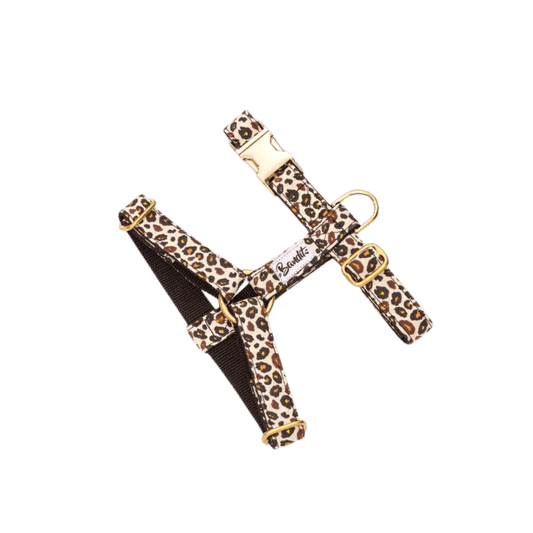French Bandit dog harness with leopard print and gold accents – bold, fashionable and perfect for standout walks. Hundegeschirr von French Bandit mit Leopardenmuster und goldenen Akzenten – auffällig, modisch und perfekt für besondere Spaziergänge. Harnais pour chien French Bandit à imprimé léopard avec finitions dorées – audacieux, tendance et idéal pour se démarquer.
