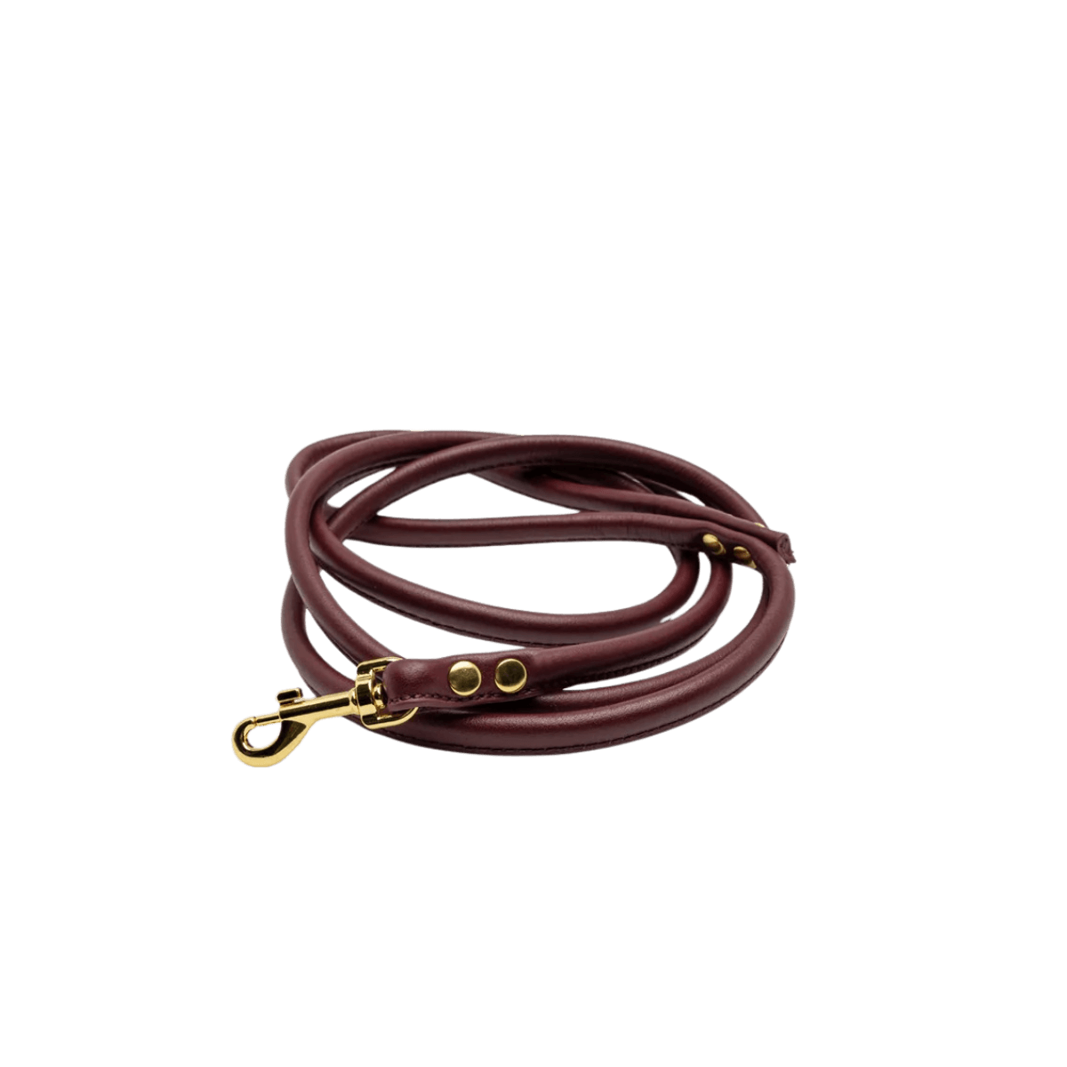Burgundy vegan leather dog leash with gold hardware by Collar of Sweden – Laisse pour chien en cuir végan couleur bordeaux avec quincaillerie dorée, signée Collar of Sweden – Hundeleine aus burgunderrotem veganem Leder mit goldener Beschläge von Collar of Sweden.