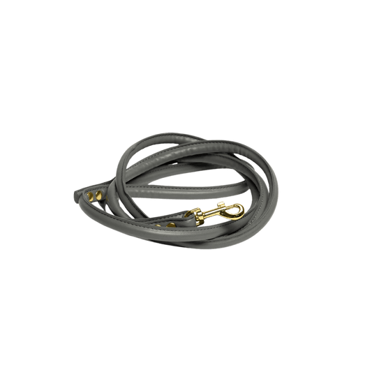 Grey vegan leather dog leash with gold hardware by Collar of Sweden – Laisse pour chien en cuir végan gris avec quincaillerie dorée, signée Collar of Sweden – Hundeleine aus grauem veganem Leder mit goldener Beschläge von Collar of Sweden.