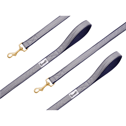 Product image of the French Bandit dog leash in navy and white stripes with gold hardware and padded handle – elegant and durable. Produktbild der French Bandit Hundeleine mit marineblauen und weißen Streifen, goldener Hardware und gepolstertem Griff – stilvoll und robust. Image produit de la laisse pour chien French Bandit à rayures bleu marine et blanches avec bouclerie dorée et poignée rembourrée – élégante et résistante.