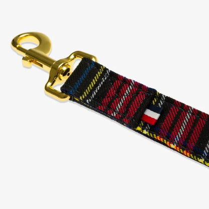 Detail of the French Bandit red tartan dog leash with gold clip and French tricolor tag – refined, durable and made in France. Detailansicht der French Bandit Hundeleine im roten Tartan mit goldenem Karabiner und französischem Tricolor-Tag – stilvoll und robust. Détail de la laisse pour chien tartan rouge de French Bandit avec mousqueton doré et étiquette tricolore – élégance et solidité à la française.