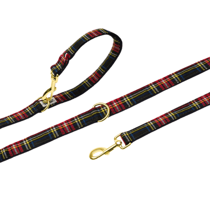 Full view of the French Bandit red tartan dog leash with gold-tone hardware and adjustable rings – timeless and functional design. Gesamtansicht der French Bandit Hundeleine im roten Tartan mit goldener Hardware und verstellbaren Ringen – klassisch und praktisch zugleich. Vue complète de la laisse pour chien tartan rouge de French Bandit avec bouclerie dorée et anneaux réglables – design intemporel et fonctionnel.