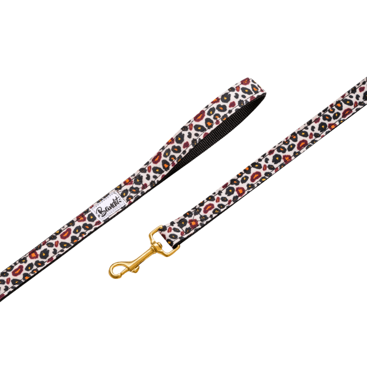 Product image of the French Bandit dog leash in bold leopard print with gold hardware and padded handle – chic and eye-catching. Produktbild der French Bandit Hundeleine im auffälligen Leopardenmuster mit goldener Hardware und gepolstertem Griff – stilvoll und extravagant. Image produit de la laisse pour chien French Bandit à imprimé léopard avec bouclerie dorée et poignée rembourrée – tendance et audacieuse.