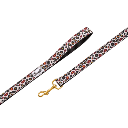 Product image of the French Bandit dog leash in bold leopard print with gold hardware and padded handle – chic and eye-catching. Produktbild der French Bandit Hundeleine im auffälligen Leopardenmuster mit goldener Hardware und gepolstertem Griff – stilvoll und extravagant. Image produit de la laisse pour chien French Bandit à imprimé léopard avec bouclerie dorée et poignée rembourrée – tendance et audacieuse.