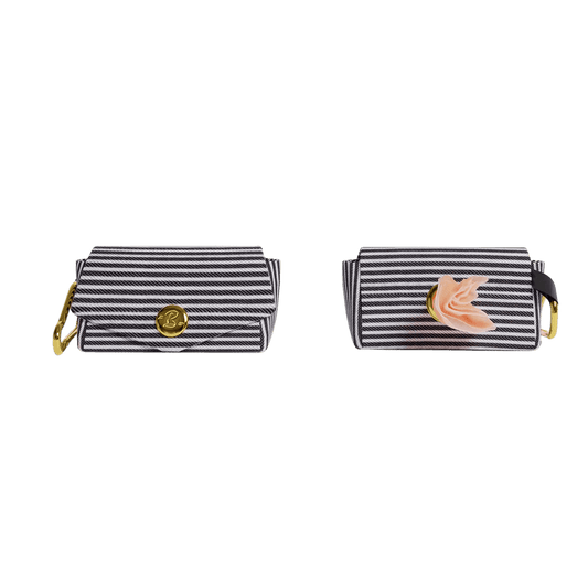 Product image of the French Bandit poop bag holder in navy and white stripes with gold details, shown front and back – elegant and practical. Produktbild des French Bandit Kotbeutelhalters in Marine-Weiß mit goldenen Details, Vorder- und Rückansicht – elegant und funktional. Image produit du distributeur de sacs French Bandit à rayures bleu marine et blanches avec finitions dorées, vues de face et de dos – pratique et raffiné.