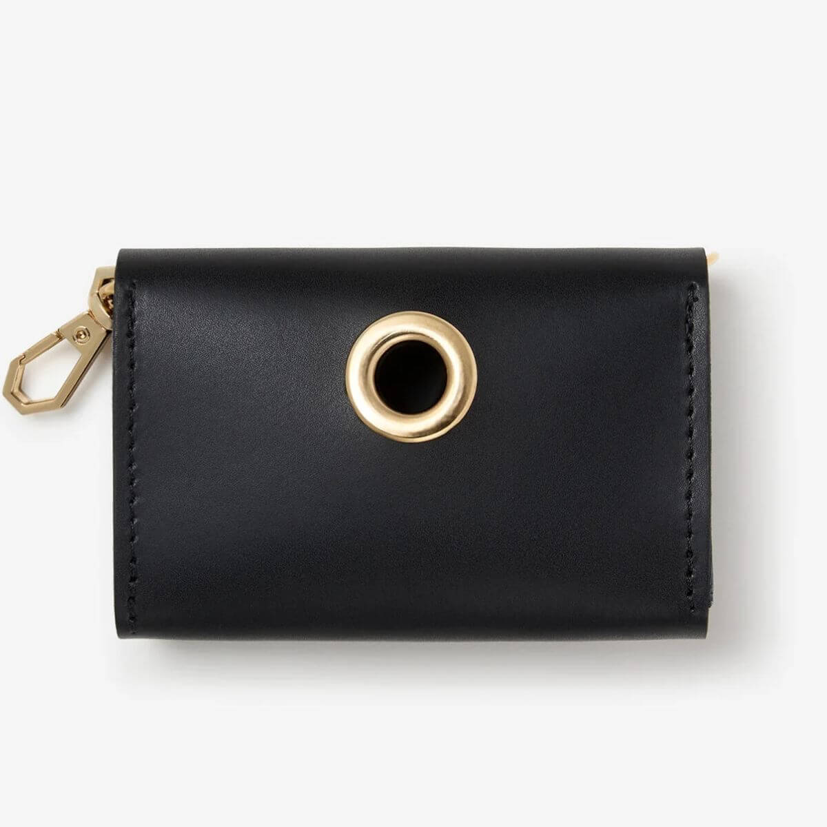 Front view of the Branni Pets black poop bag holder with centered gold dispenser ring and sleek vegan leather finish. Vorderansicht des schwarzen Branni Pets Kotbeutelhalters mit zentralem goldenen Spender und glattem veganem Lederfinish. Vue de face du porte-sacs à crottes noir Branni Pets avec anneau distributeur doré au centre et finition en cuir vegan lisse.