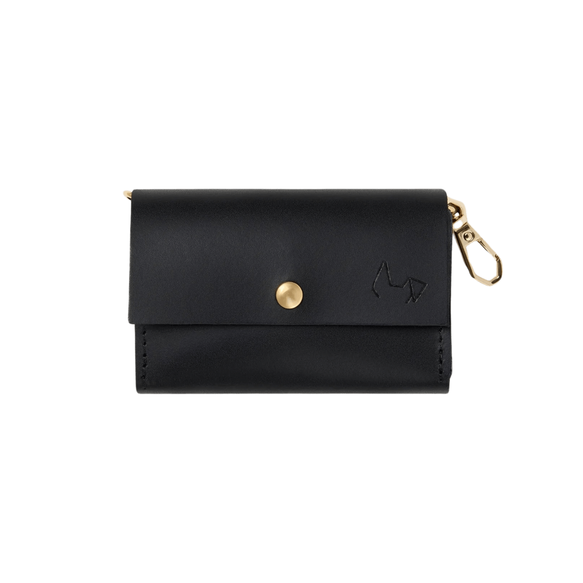 Studio image of the black Branni Pets vegan leather dog poop bag holder with flap closure, discreet gold button, and minimal dog logo. Studioaufnahme des schwarzen Kotbeutelhalters aus veganem Leder von Branni Pets mit Klappverschluss, dezentem goldenen Knopf und minimalistischem Hunde-Logo. Image studio du porte-sacs à crottes noir en cuir vegan Branni Pets avec fermeture à rabat, bouton doré discret et logo minimaliste en forme de chien.