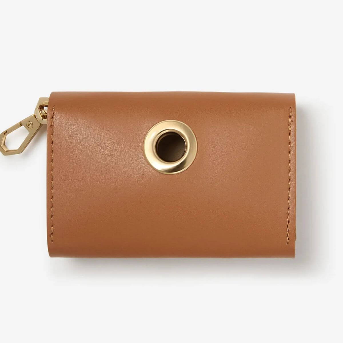 The elegant front view of the Branni Pets poop bag holder in tan features smooth leather and gold hardware, ideal for stylish dog owners. Die elegante Vorderansicht des Branni Pets Kotbeutelhalters in Hellbraun zeigt glattes Leder und goldene Details – perfekt für stilbewusste Hundebesitzer. Vue avant élégante du porte-sacs à crottes Branni Pets en cuir camel avec finitions dorées – un accessoire chic pour les propriétaires de chiens.