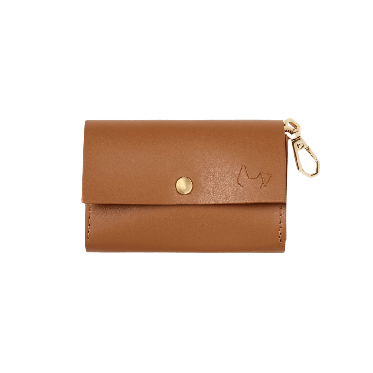 Branni Pets poop bag holder in tan leather with gold button, embossed logo, and clip. Branni Pets Kotbeutelhalter aus hellbraunem Leder mit goldfarbenem Knopf, geprägtem Logo und Clip. Porte-sacs à crottes Branni Pets en cuir camel avec bouton doré, logo embossé et mousqueton.