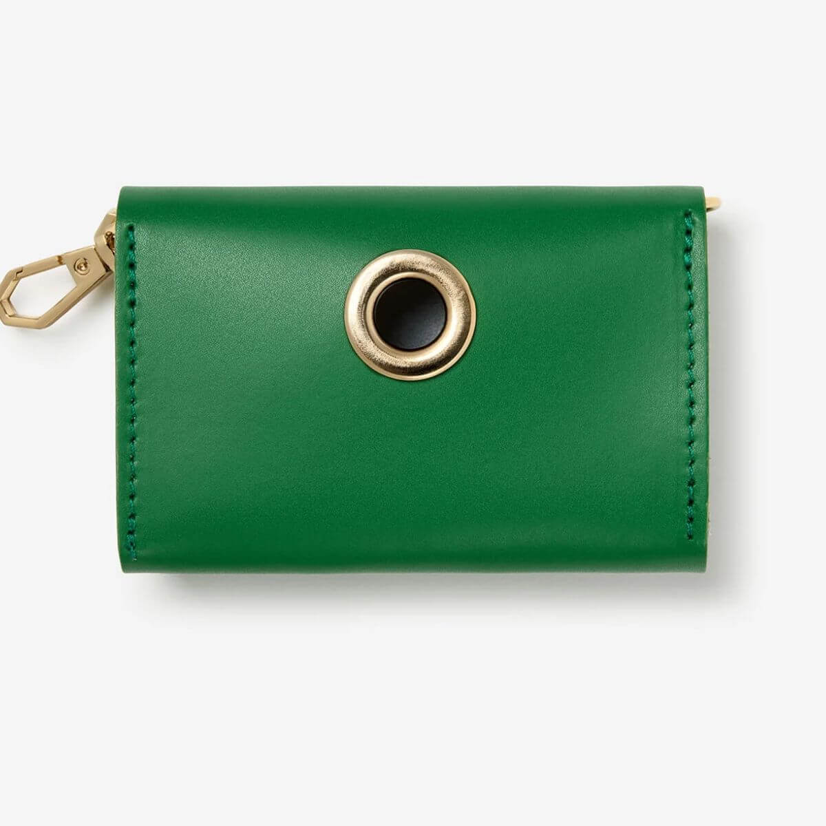 A front view of the Branni Pets green poop bag holder with a gold-tone grommet and zipper, combining practicality and chic style. Vorderansicht des Branni Pets Kotbeutelhalters in Grün mit goldfarbener Öse und Reißverschluss – praktisch und stilvoll zugleich. Vue de face du porte-sacs à crottes vert Branni Pets avec œillet doré et fermeture éclair – pratique et élégant.