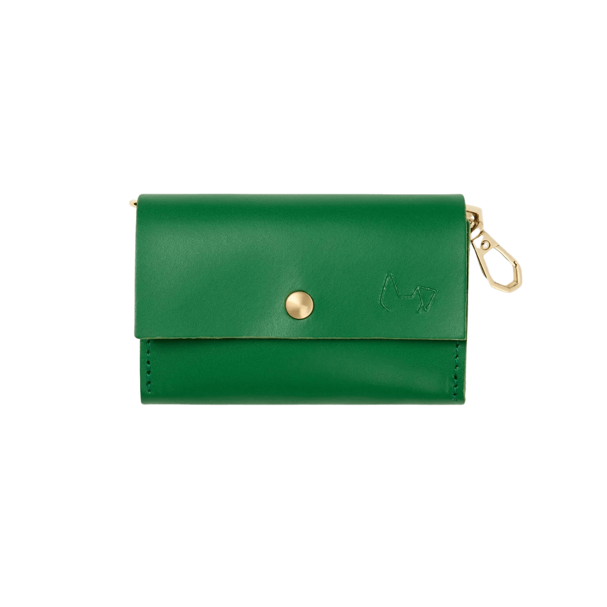 Branni Pets poop bag holder in green leather with gold button, embossed logo, and clip. Branni Pets Kotbeutelhalter aus grünem Leder mit goldfarbenem Knopf, geprägtem Logo und Clip. Porte-sacs Branni Pets en cuir vert avec bouton doré, logo embossé et mousqueton.