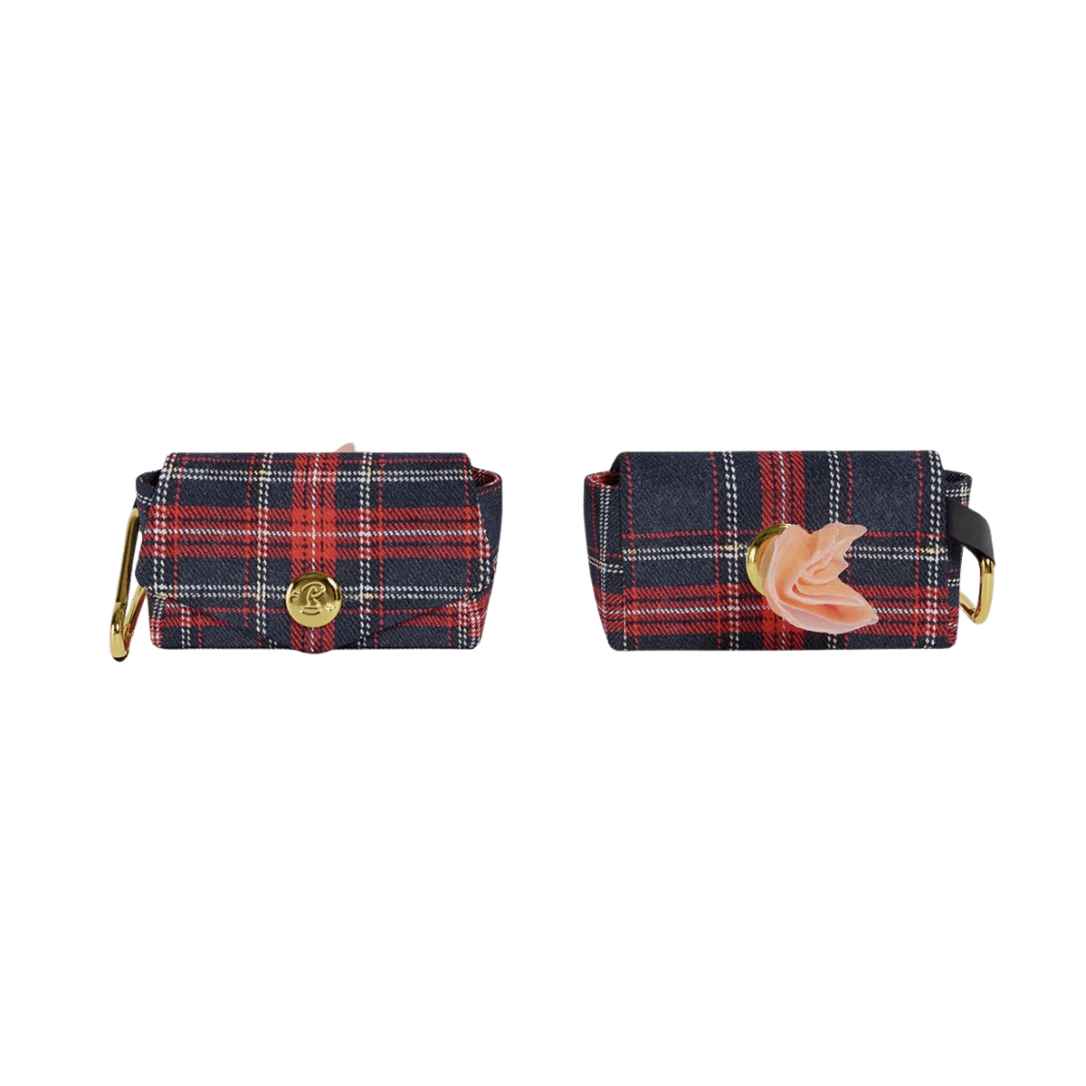 Product image of the French Bandit tartan poop bag holder shown from front and back with gold details – stylish and compact for everyday use. Produktbild des French Bandit Kotbeutelhalters im Tartan-Design, Vorder- und Rückansicht mit goldenen Details – stilvoll und alltagstauglich. Image produit du distributeur de sacs tartan French Bandit, vue de face et de dos avec finitions dorées – élégant et pratique au quotidien.