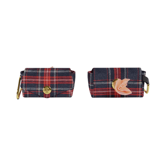 Product image of the French Bandit tartan poop bag holder shown from front and back with gold details – stylish and compact for everyday use. Produktbild des French Bandit Kotbeutelhalters im Tartan-Design, Vorder- und Rückansicht mit goldenen Details – stilvoll und alltagstauglich. Image produit du distributeur de sacs tartan French Bandit, vue de face et de dos avec finitions dorées – élégant et pratique au quotidien.