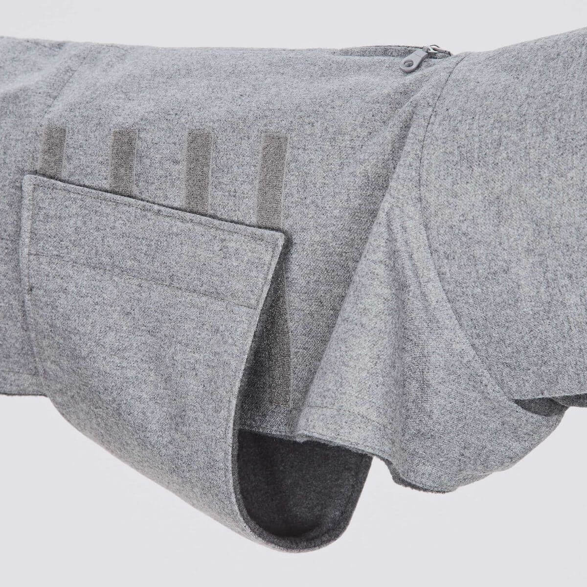 Detailed view of the tailored side flap of the grey Cloud7 dog winter coat. | Detaillierte Ansicht der seitlichen Lasche des grauen Wintermantels für Hunde von Cloud7. | Vue détaillée du rabat latéral du manteau d’hiver gris pour chien de Cloud7.
