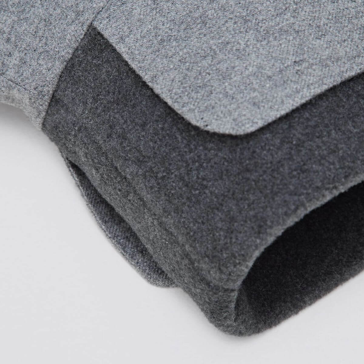 Interior fleece lining of the grey Cloud7 dog winter coat, shown in close-up. | Innenfutter aus Fleece des grauen Wintermantels für Hunde von Cloud7 in Nahaufnahme. | Doublure en polaire du manteau d’hiver gris pour chien de Cloud7, vue de près.